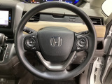 ハンドルにHondaセンシング系のクルーズコントロールやレーンキープアシストなどのスイッチと、オーディオの操作スイッチが装備されています。ハンドルから手を離さず安全に操作できます。