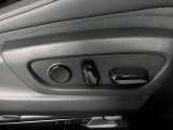 【運転席シート】シートの位置調整も簡単なパワーシート付。長距離の移動も気軽に調整ができて便利な装備です。乗る方の気持ちをときめかせるハイクオリティな室内空間となっています
