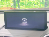 【8.8インチマツダコネクト】車内の雰囲気にマッチした大型のディスプレイ。スマホ接続でのナビ使用やBluetooth再生等、様々な機能が楽しめます。直感的なダイヤル操作が可能で、使い勝手も良好です。