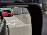 【ブラインドスポットアシスト】車線変更時に目視できない車を検知すると、検知した側のミラーに警告ライトが点灯。更にステアリングを制御し、アシストしてくれます。