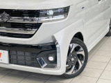 【LEDヘッドライト】悪天候や夜間走行時も良好な視界を確保し安心して運転できる高輝度LEDヘッドライトを装備!点灯速度が早く、消費電力も抑えられています。