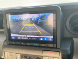 【リアカメラ】リバースに入れるだけで後方の映像が映ります。安全確認や、狭い駐車場での車庫入れ、雨の日や夜間など視界の悪い時に便利です。安全にバックする為には欠かせない装備です。