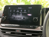 AM・FMやBluetoothなどの音源が画面に並び、利用するメディアを選びやすい構成です。通勤時や休憩中など、好みに合わせて音楽やラジオを楽しめます。