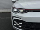 LEDマトリックスヘッドライト「IQ.LIGHT」+専用フォグランプ。夜間でもひと際存在感を放ちます。