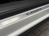 乗り込む度に特別感を実感、専用ドアシルプレート。