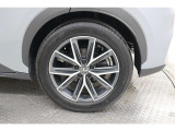 225/55R18タイヤを装備