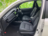 前席はシートに座った際の視界が広く、運転席まわりも見渡しやすい配置です。足元にはゆとりがあり、助手席の方にも落ち着いて過ごしていただける室内空間です。