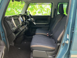 前席は座面に柄を配した落ち着いた仕立てで、運転席と助手席が並ぶ空間もすっきり。窓からの見通しがよく、乗り込んだ際に周囲を確認しやすい室内です。