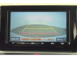 バックガイドモニター(バックモニター)付き。車両後方の映像をナビ画面に表示し、駐車などの後退操作をサポートします。