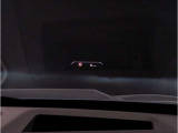 【ヘッドアップディスプレイ】現在の車速表示や目的地へのルート案内やメディア関連のリストを表示する事が可能です。視線移動を減らす事によりドライブに集中して頂けます。