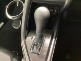 ハンドル周りがすっきりするフロアシフト。ハンドル操作に集中しやすいので、事故の防止にも役立ちます。