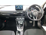 運転席周りのレイアウトをご覧ください。ナビゲーションが綺麗に装着されすっきり収まってますね!