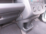 車内には荷物を掛けられる便利なフックを装備♪ お買い物袋などを掛けておくのに便利な、日常使いにうれしい装備です。細かな使い勝手にも配慮された一台です!