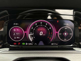 【Digital Cockpit Pro】基本の速度計とタコメーターの表示に加え、中央にドライビングデータやマップなどを少ない視線移動で視認できます。