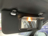 サンバイザーに鏡がついていますので、車から降りる前に身だしなみチェックが出来ます。
