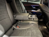 メルセデスのシートは少し硬めになっております。長時間の運転の際、適度な反発があることでお尻や腰の負担を減らす効果が御座います。