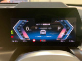 ライブコックピット :ナビゲーションに組み込まれたシステムでディスプレイと液晶メーターパネルにさまざまな情報をわかりやすく表示します。機能をドライバーの好みに合わせてカスタマイズすることもできます。