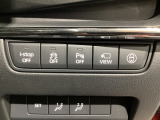 運転席脇のクラスタースイッチ部分にはカメラ切り替えスイッチ、パーキングセンサー、その他走行系スイッチを集中配置しております。下方にはシートポジションメモリースイッチを配置。