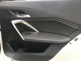 BMWはドアが分厚いです。衝突によりドアがつぶれてしまった場合にも外からいち早くドアを開けれるよう考えられています。数十秒の救出の遅れが命につながりかねない場合、こういった配慮が重要なポイントです。