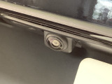 車の後方に小型カメラが付いておりバックする際の後方の様子をモニター上に表示します。