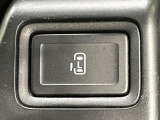 【パワースライドドア】スマートキーや運転席のスイッチでスライドドアの開閉が可能♪電動だから力を入れてドアを開ける必要が無く、小さいお子様でも、重い荷物を持っている時もラクに開け閉めできます♪