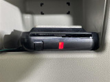 【ETC】有料道路を利用する際に料金所で停止することなく通過できる、ETC車載器(ノンストップ自動料金収受システム機器)が装備されています。セットアップを行うことで利用可能になります。