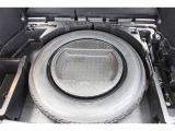 スペアタイヤがついています。パンクや事故などのトラブル発生時にすぐタイヤを交換して走行できます。