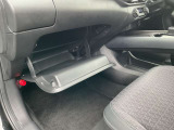グローブボックスです!上下にスペースがあり、車検証や小物を収納可能です
