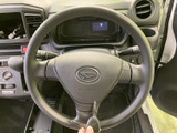 握りやすさに配慮した形状で、運転姿勢を整えやすいシンプルな設計です。正面にはメーター類が配置され、運転中も視線移動を抑えて確認しやすいレイアウトです。