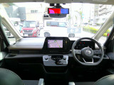 視界も広く、安心のUVカットガスに視界良好な運転席♪シートに高さ調整やハンドルも上下前後に動きます!