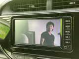 停車中にテレビ映像を視聴できる画面を備えています。画面脇には音量調整などの操作ボタンも配置され、必要な操作を確認しやすい構成です。休憩中のひとときにもご活用いただけます。