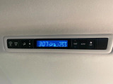 【リアオートエアコン】広い後部座席には必須の機能!風量や温度を自動で調整し前席と同様な車内環境にしてくれるリアオートエアコンを装備。夏の暑さも冬の寒さもストレスなく快適にお過ごしいただけます♪
