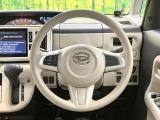 インテリアに合わせたデザインのステアリングは、運転される方のことも考え、運転しやすい形状、大きさです。是非一度、実際に触ってお確かめください。