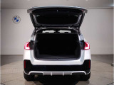 BMWではスペアタイヤが非搭載となるため、スペースは拡大されており、収納スペースとして利用可能。トランクの下にも収納スペースがあり、意外と役に立つスペースでございます。