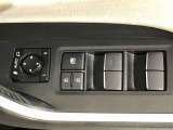 パワーウィンドウのスイッチです。 運転席にいながら助手席や後席の窓を開け閉めできるので、大変便利です。