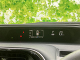 速度やシフト位置など、運転に必要な情報を視線を移しやすい位置で確認できます。中央の表示部には車両の状態を示す案内もあり、走行前の確認や日常の運転をサポートします。