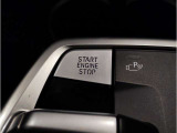 運転中にもオーディオの音量やFMの切り替えなどステアリングでの操作で切り替え可能なため、ステアリングから手を放す必要がない為、運転中でも操作が簡単でございます。