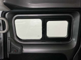 【スライドサイドウィンドウ】換気や採光、車内からの視認性を高める目的で設置され、ノブの赤い部分で開閉状態が分かり、開閉位置も数段階に調節可能です。