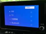 AMやテレビ、Bluetooth、交通情報などを画面から選べるメニューです。使いたい項目を見つけやすく、日々の移動に合わせて音声や情報を切り替えられます。
