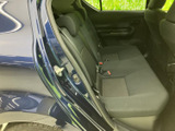 後席はベンチタイプのシートで、複数人で乗車する際にも使いやすい空間です。窓から光が入り、落ち着いた色合いの内装とともに穏やかな雰囲気を感じられます。