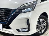 【LEDヘッドライト】悪天候や夜間走行時も良好な視界を確保し安心して運転できる高輝度LEDヘッドライトを装備!点灯速度が早く、消費電力も抑えられています。