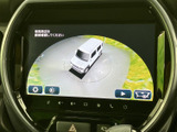 後方の様子をモニターで確認できるため、駐車時やバックでの出庫時に周囲を把握する助けになります。画面表示を活用しながら、目視での安全確認とあわせてお使いいただけます。