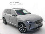 Volvo Cars appで車にリモートアクセスして、空調機能の操作や車の施錠・開錠、ソフトウェア更新などが可能です。エアコンやシートヒーターを操作して、出発前に車内を快適な温度に整えられます。