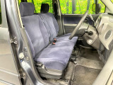 運転席まわりには十分なスペースがあり、大柄な方でもゆったり運転していただける環境です。