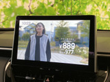 画面にテレビ映像を表示でき、停車中の待ち時間にも番組を楽しめます。見やすい大きさで映像と情報を確認できるため、休憩中やお迎えの待ち時間など、車内で過ごす際に活躍します。