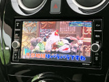 画面いっぱいに映像が表示され、停車中のひとときに映像を楽しめます。周囲のスイッチから画面操作もしやすく、休憩時間など車内で過ごす時間に活用できるモニターです。