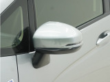 ◆ドアミラーウインカー◆ドアミラーにウインカーを装備しています。対向車に自身の進行方向を合図し安全に運転できます。