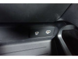 ランドローバーは、USBポートを車内の便利な位置に配置しています。通常、センターコンソール、グローブボックス、後部座席エリアなど、ドライバーや乗客がアクセスしやすい場所に配置されています。