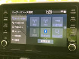 AM・FMに加え、USBやBluetoothなど複数の音源を画面から選べます。表示が項目ごとに整理されており、聴きたい音源を確認しながら選択できる便利なオーディオ機能です。
