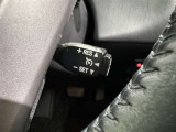 クルーズコントロール機能が付いています。 速度を設定するとアクセルを踏まなくても一定の速度で走ることができます。  高速道路ではとても便利な装置なんです。
